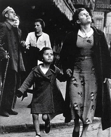 Thumbnail image for 3Robert-Capa-Alarma-antiaerea-en-las-calles-de-Bilbao-Guerra-civil-Espanola.jpg